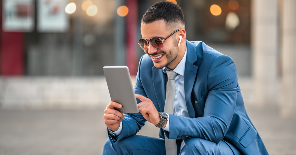 a cfa candidate studying on mobile technology